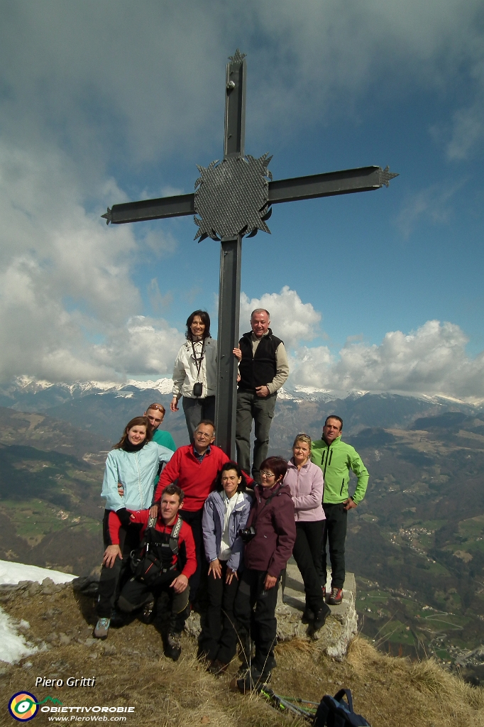 41 Il gruppo completo degli amici saliti al Pizzo Grande.JPG